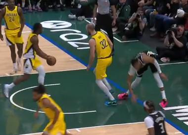 天天斗地主-字母哥落地时膝盖受伤退场：我要先回家休息，看明天感觉如何